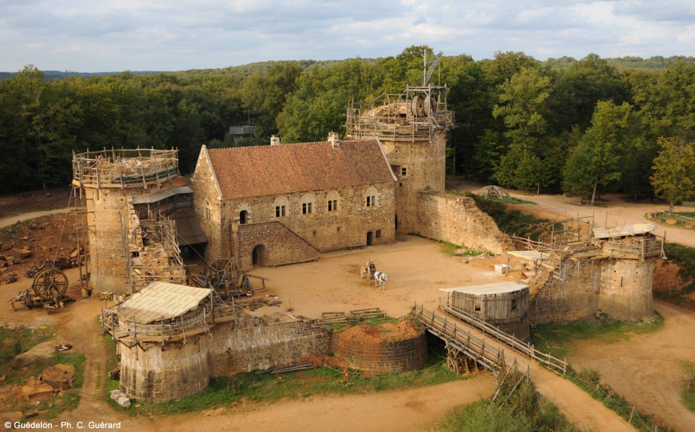 guedelon hotel auxerre